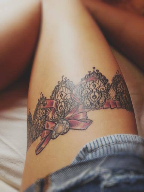 tatouage-noeud-cuisse-jarretiere-feminin-dentelle