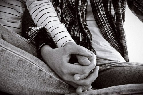 Le-Love-Blog-Black-White-Photo-Couple-Holding-Hands-Via-We-Heart-It_zps46cfc13c