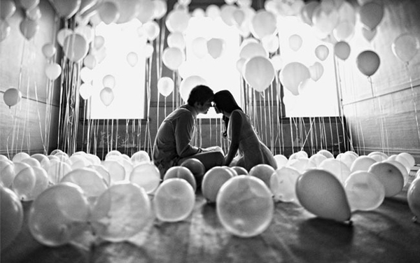 balloon-balloons-black-and-white-couple-kiss