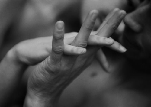 ef80c2b21e41664d14caee547bf507e0--hold-hands-touch-me