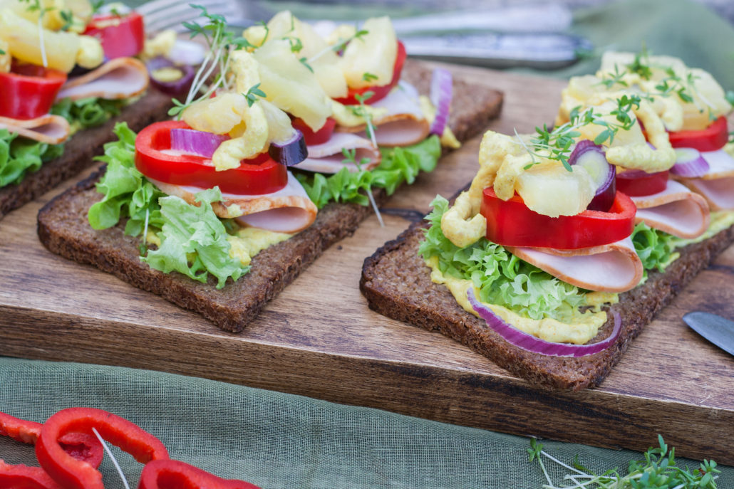 Smoerrebroed-Kasseler-Ananas6-1030x687